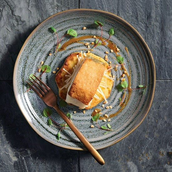 Longe de cabillaud en croûte de noisette, pomme macaire et jus de viande au Xérès