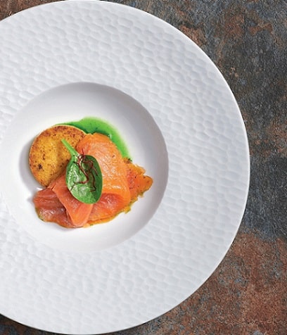 Omble chevalier fumé, palets de polenta aux cèpes et coulis d'herbes