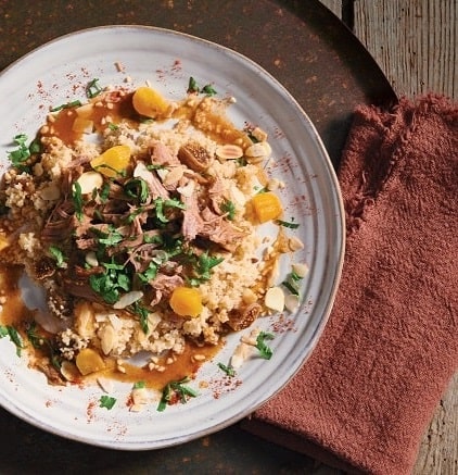 Recette Epaule d'agneau confite aux épices, couscous complet aux figues et compotée d'oignons