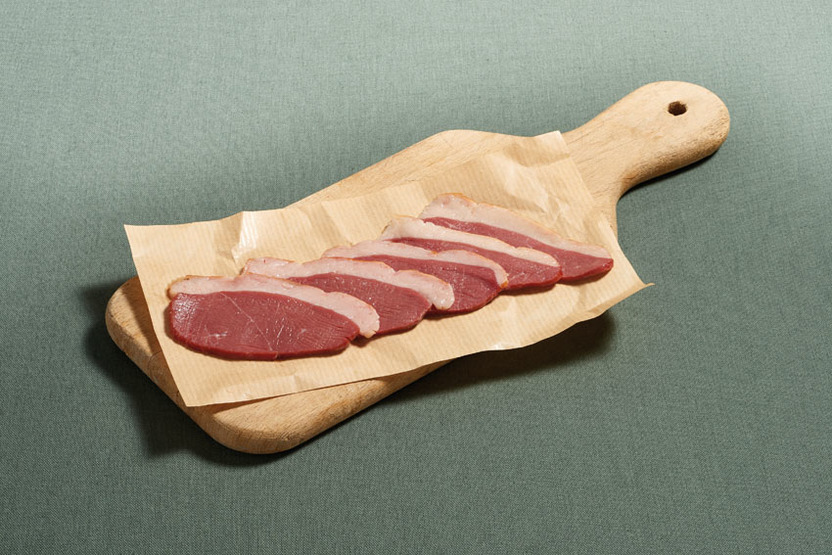 Magret de canard fumé à froid tranché