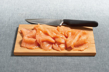 Chute de saumon atlantique fumé décongelé